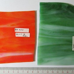 ブルズアイ　フュージング用板ガラス54　流れ模様2種　オレンジと白　ライトグリーンと白　計２枚 1枚目の画像