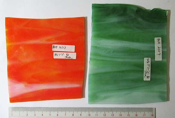 ブルズアイ　フュージング用板ガラス54　流れ模様2種　オレンジと白　ライトグリーンと白　計２枚 1枚目の画像