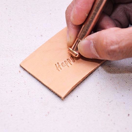 手寫大草+小草連圖案數字壓印套裝（禮盒裝）字母模具 壓字 皮革刻字 壓印 個人化 皮革DIY 刻印工具 第1張的照片