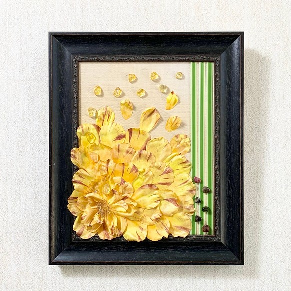 天然石 シトリンと黄色の花びらのユニークなコラージュ・ミニアート お部屋の飾りに♪贈り物に♪clm002 1枚目の画像
