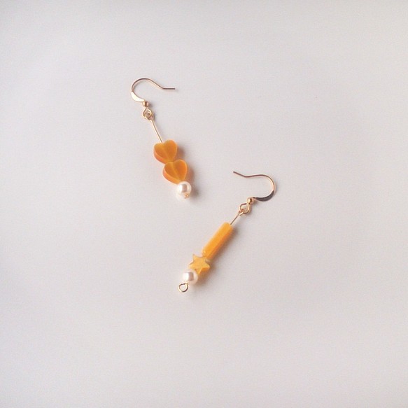 【金魚耳飾】116 心連心 Swarovski珍珠 不對稱 不鏽鋼耳鉤（免費改夾） 第1張的照片