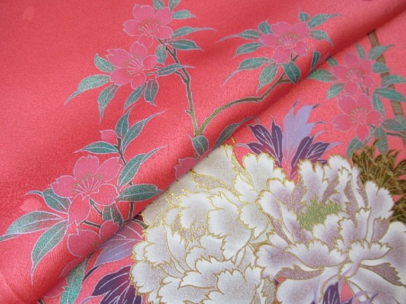 世界的に有名な 桃色 箔置き 牡丹に桜模様 正絹紋意匠 緞子 右後ろ身頃裾部分 最大88%OFFクーポン 100cm×38cm No.127-8 丹後ちりめん