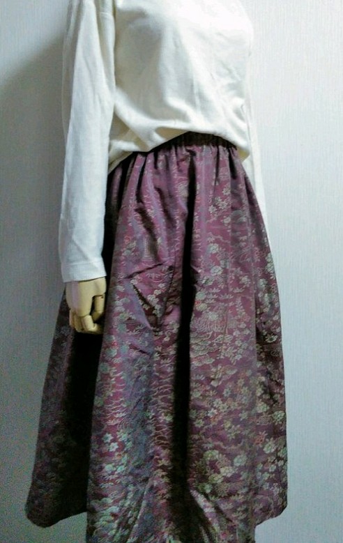 着物リメイク・スカート　シルク　アンティークの着物で作りました膝丈スカート(紫) 1枚目の画像