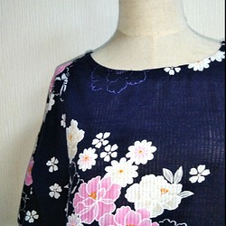 着物リメイク　浴衣　紺地×花柄　フリル袖のブラウス 1枚目の画像