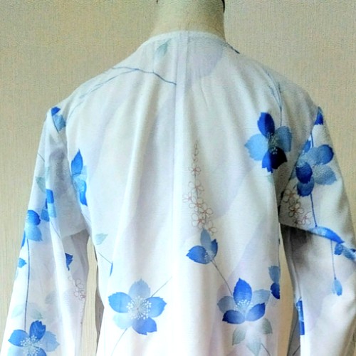 着物リメイク 透け感のある夏着物のロングカーディガン 白地×ブルー花 