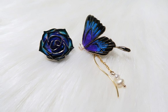 Miss Paranoid 偏執狂小姐 玫瑰與孔雀藍紫色燕尾蝶 樹脂耳環 成對販售  925銀/鋼針 第1張的照片