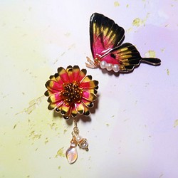 Miss Paranoid 偏執狂小姐 雛菊與金紅色燕尾蝶 樹脂耳環 成對販售  925銀/鋼針 第1張的照片