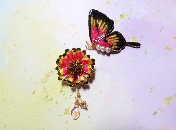 Miss Paranoid 偏執狂小姐 雛菊與金紅色燕尾蝶 樹脂耳環 成對販售  925銀/鋼針 第1張的照片