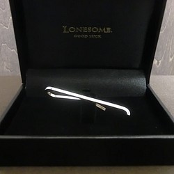 銀色的超細扎針，帶彎曲的尖端扎有耳勺圖案的紮帶禮物/禮物 第1張的照片
