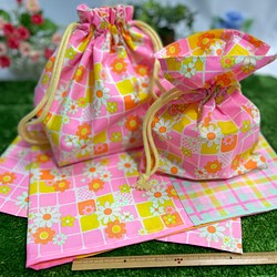 ●ピンクス●3点セット☆お花がかわいい☆ビタミンカラーのお弁当袋とコップ袋と大きめランチョンマット 1枚目の画像