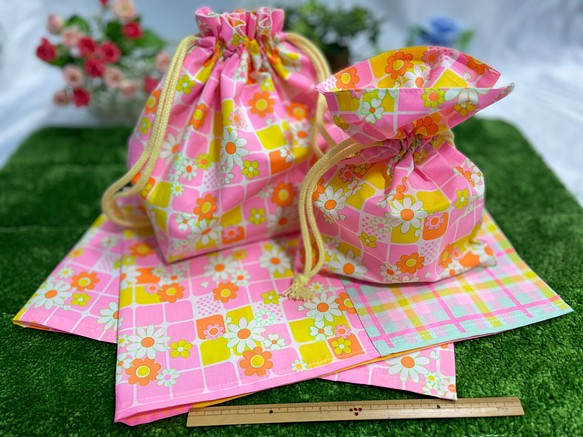 ●ピンクス●3点セット☆お花がかわいい☆ビタミンカラーのお弁当袋とコップ袋と大きめランチョンマット 1枚目の画像