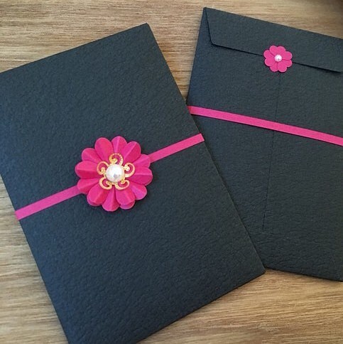 紙の花を添えたポチ袋（黒×濃ピンク） 1枚目の画像