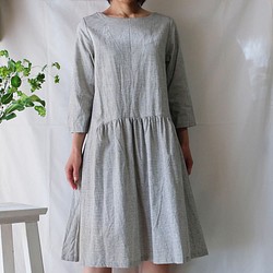 亞麻和棉質深灰色褶皺連衣裙（自由/水平條紋） 第1張的照片