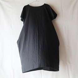 亞麻和棉質落袋短袖連衣裙（免費/黑色） 第1張的照片