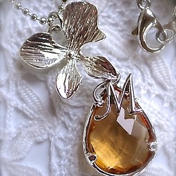 フレームガラスと４枚花びらスミレ イニシャル ネックレス(シルバー)　トパーズオレンジ 1枚目の画像