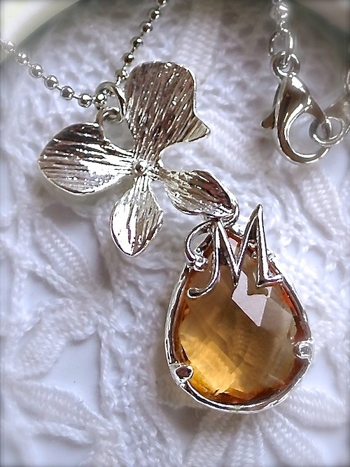 フレームガラスと４枚花びらスミレ イニシャル ネックレス(シルバー)　トパーズオレンジ 1枚目の画像