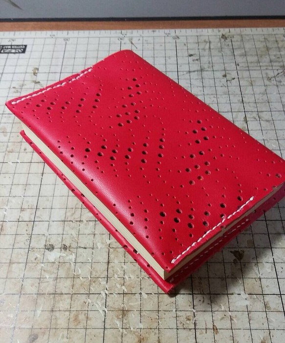 赤いパンチ革のブックカバー 1枚目の画像