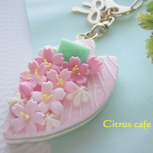 桜の花びらケーキキーホルダー キーホルダー Citrus cafe 通販｜Creema