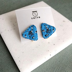 tile - blue ▽ ピアス/イヤリング 刺繍 1枚目の画像