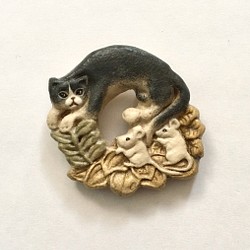 立体ブローチ(猫とねずみリース) 1枚目の画像