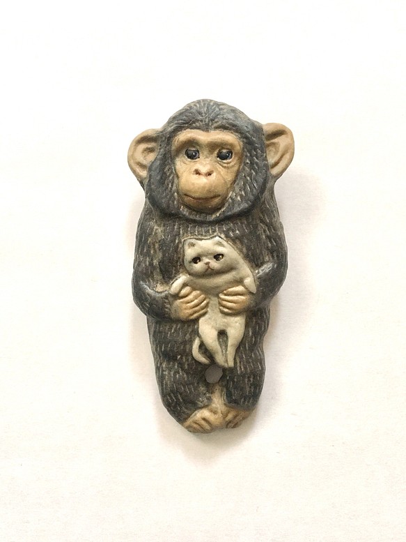 立体ブローチ(チンパンジーと猫②) 1枚目の画像