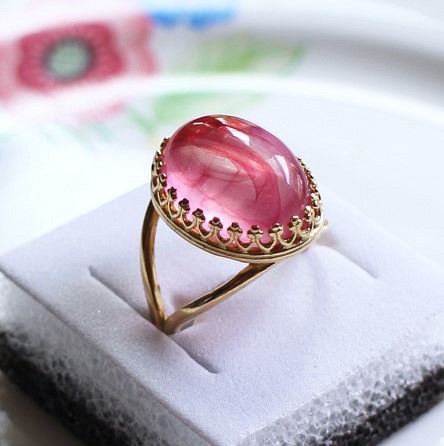 大石 ジャパン ヴィンテージ 指輪 フリーサイズ 苺ゼリー ピンク レッド ガラス カボション リング 日本製 1枚目の画像