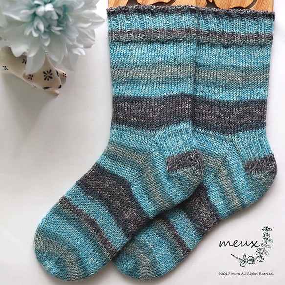 Ombre bleue アロエベラ&ホホバオイル入り毛糸の手編み靴下 1枚目の画像