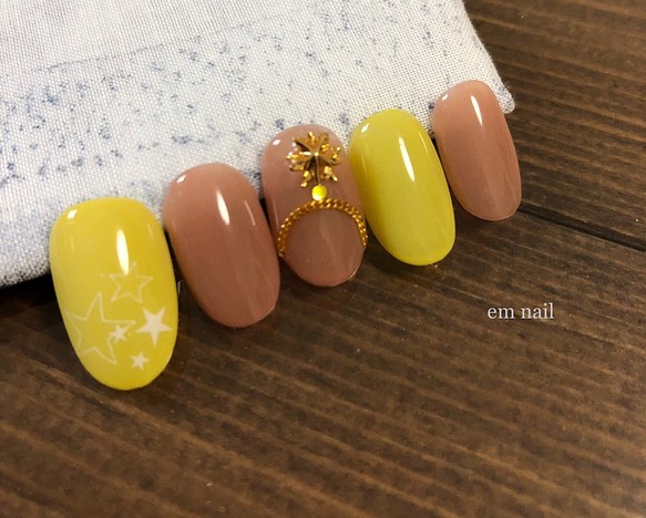 Star ネイル イエロー ベージュ ネイルチップ ネイルシール Em Nail 通販 Creema クリーマ ハンドメイド 手作り クラフト作品の販売サイト