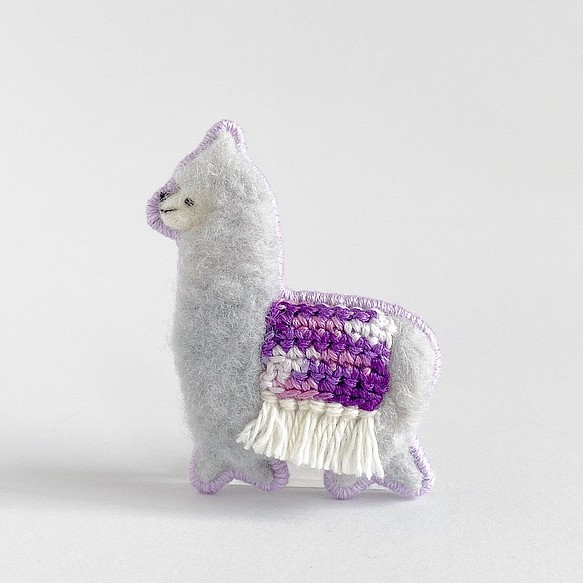 Runrun 羊駝胸針灰色×紫色 第1張的照片