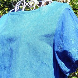 正藍染(天然発酵灰汁建て)　ヘンプ&オーガニックコットン布帛のシャツ　伸びない生地のTシャツ　レディース 1枚目の画像