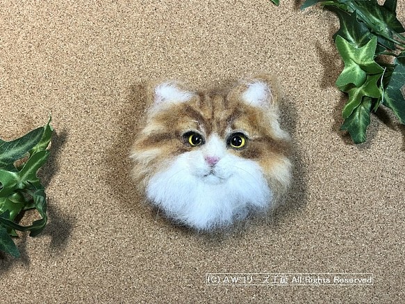 羊毛フェルトの猫ブローチ（ノルウェージャン・フォレスト・キャット：レッドタビー） 1枚目の画像