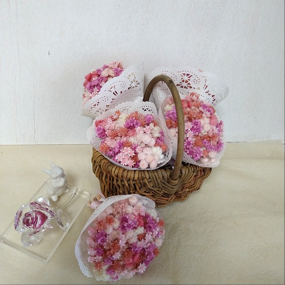 ピンクの小花を集めた可愛いミニブーケ p!nk 1枚目の画像