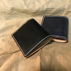 牛革の正方形の財布 1枚目の画像