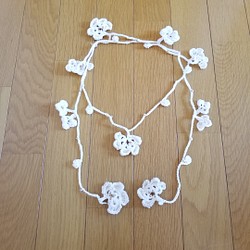 オーガニックコットン　白いお花のラリエット 1枚目の画像