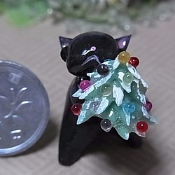 粘土にゃんこ（黒猫とクリスマスツリー） 1枚目の画像
