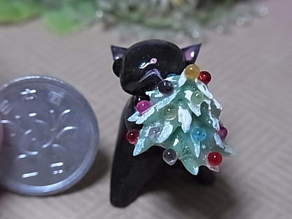 粘土にゃんこ（黒猫とクリスマスツリー） 1枚目の画像