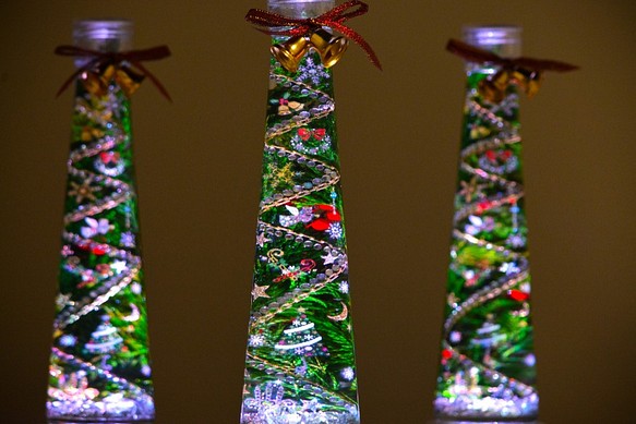 再販！ガラスの中のクリスマス「クリスマスツリー.ラインストーンM、新作」（LEDライト付き） 1枚目の画像