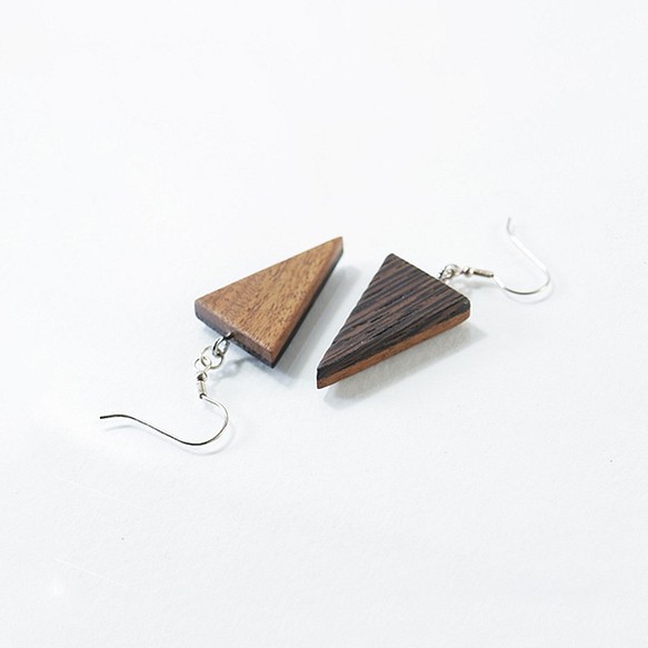 三角兩面雙色拼木耳環 - 黑芯木蓮 x 鐵刀木 第1張的照片