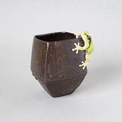 アマガエルと鉄の様なぐい呑み(陶器) 1枚目の画像