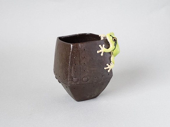 アマガエルと鉄の様なぐい呑み(陶器) 1枚目の画像