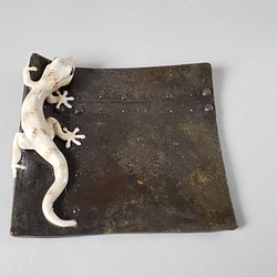 ヤモリと鉄板の様な小皿(陶器) 1枚目の画像