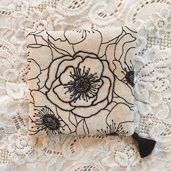 anemone タッセル付き刺繍コースター（ブラック） 1枚目の画像