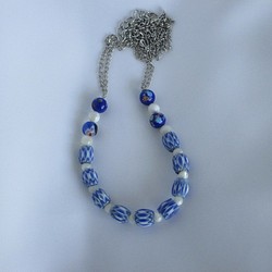 ロゼッタ模様　ブルー&ホワイトのネックレス 1枚目の画像