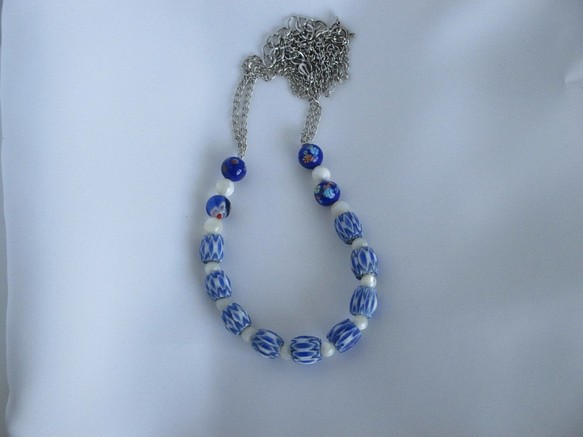 ロゼッタ模様　ブルー&ホワイトのネックレス 1枚目の画像