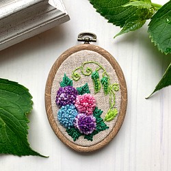 〔受注製作〕雨につやめく紫陽花とエンドウマメ　小さめ刺繍タペストリー 1枚目の画像