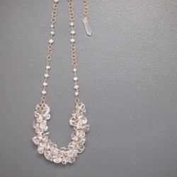 水晶×淡水パールの花冠ネックレス 1枚目の画像