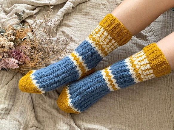 ❄︎2021秋冬新作❄︎ スウェーデンカラーの手編みソックス 1枚目の画像
