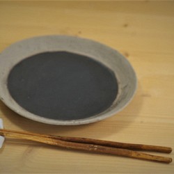A・須恵器・プレート丸皿縁有り(小）黒 1枚目の画像