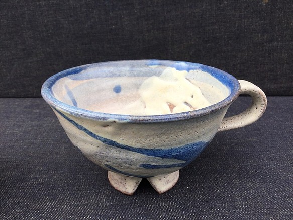 青い縁のスープカップ(割高台) 1枚目の画像