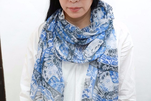 輕盈透明的滌綸雪紡披肩 60 x 200 厘米 連續木版印刷圖案“Cantabile”（藍色）。在風中飄揚 第1張的照片